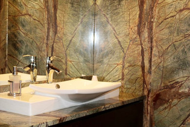 Imagen de cuarto de baño rústico pequeño con puertas de armario de madera en tonos medios, baldosas y/o azulejos beige, lavabo sobreencimera, encimera de granito y aseo y ducha
