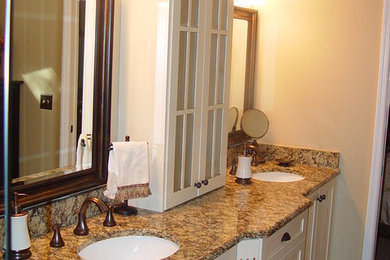 Example of a master bathroom design in Orlando