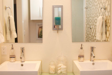 Imagen de cuarto de baño principal clásico de tamaño medio con armarios con paneles lisos, puertas de armario negras, baldosas y/o azulejos blancos, paredes blancas, lavabo sobreencimera y encimera de vidrio