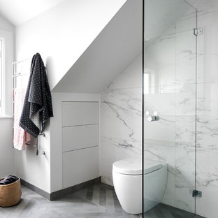 Idee per una stanza da bagno padronale design di medie dimensioni con ante bianche, WC monopezzo, piastrelle grigie, piastrelle in gres porcellanato, pareti bianche, pavimento in gres porcellanato, ante lisce e doccia aperta