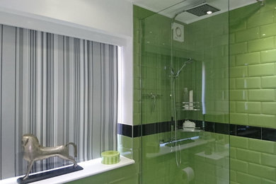 Idee per una piccola stanza da bagno con doccia moderna con ante bianche, doccia aperta, piastrelle verdi, piastrelle in ceramica, pareti bianche, pavimento con piastrelle in ceramica e lavabo da incasso