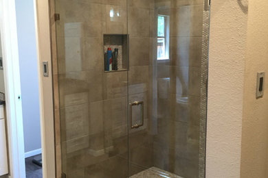 Ejemplo de cuarto de baño principal moderno pequeño con ducha abierta, baldosas y/o azulejos grises, baldosas y/o azulejos de porcelana, suelo de baldosas de porcelana, lavabo bajoencimera y encimera de granito