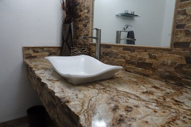 オースティンにある小さなラスティックスタイルのおしゃれなバスルーム (浴槽なし) (分離型トイレ、ベージュのタイル、石タイル、白い壁、ベッセル式洗面器、御影石の洗面台、ブラウンの洗面カウンター) の写真