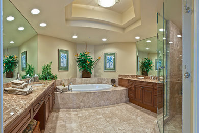 Пример оригинального дизайна: ванная комната в классическом стиле с бежевыми стенами