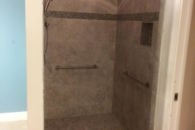 Imagen de cuarto de baño principal clásico renovado de tamaño medio con ducha esquinera, baldosas y/o azulejos grises y baldosas y/o azulejos de porcelana