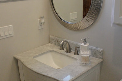 Aménagement d'une salle de bain contemporaine avec un plan de toilette blanc.