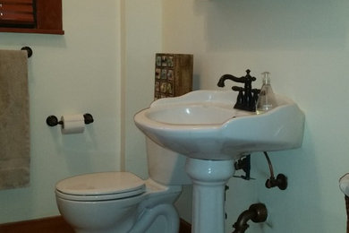 Modelo de cuarto de baño principal tradicional de tamaño medio con bañera con patas y sanitario de dos piezas