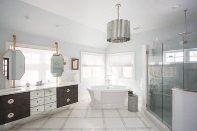Inredning av ett modernt stort en-suite badrum, med släta luckor, vita skåp, ett fristående badkar, en hörndusch, ett integrerad handfat, bänkskiva i kvarts, dusch med gångjärnsdörr, klinkergolv i porslin, flerfärgat golv och blå väggar
