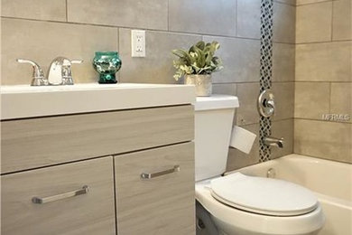 Modelo de cuarto de baño principal minimalista de tamaño medio con armarios con paneles lisos, puertas de armario grises, baldosas y/o azulejos grises y baldosas y/o azulejos de cerámica
