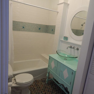 Idées déco pour une petit salle de bain bord de mer avec un plan de toilette en bois, des portes de placard turquoises, un carrelage blanc, un sol en ardoise, des carreaux de céramique, une baignoire posée, un WC séparé, une vasque, un mur blanc et un plan de toilette turquoise.