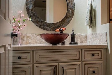 Mittelgroßes Klassisches Duschbad mit profilierten Schrankfronten, Schränken im Used-Look, beiger Wandfarbe, Aufsatzwaschbecken und beiger Waschtischplatte in Los Angeles