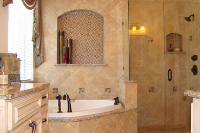 Inredning av ett klassiskt stort en-suite badrum, med ett undermonterad handfat, luckor med upphöjd panel, vita skåp, granitbänkskiva, ett platsbyggt badkar, en öppen dusch, flerfärgad kakel, porslinskakel och klinkergolv i porslin