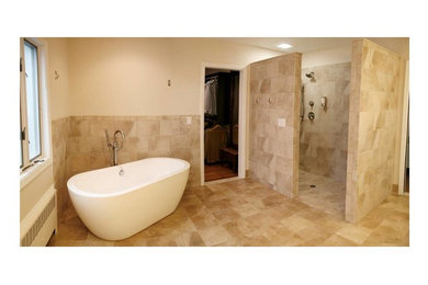 デトロイトにあるトランジショナルスタイルのおしゃれなマスターバスルーム (置き型浴槽、オープン型シャワー、磁器タイルの床、ベージュのタイル) の写真