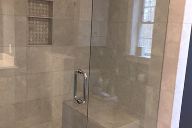 ポートランド(メイン)にあるお手頃価格の中くらいなコンテンポラリースタイルのおしゃれな浴室の写真