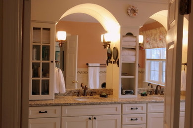 Ejemplo de cuarto de baño principal tradicional de tamaño medio con armarios con paneles empotrados, puertas de armario blancas, encimera de granito, paredes blancas y lavabo bajoencimera