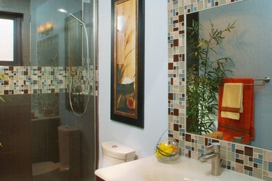 Идея дизайна: маленькая ванная комната в современном стиле с консольной раковиной, плоскими фасадами, темными деревянными фасадами, мраморной столешницей, открытым душем, унитазом-моноблоком, керамической плиткой, душевой кабиной, синими стенами, полом из керамической плитки, коричневым полом и душем с распашными дверями для на участке и в саду