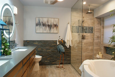Idéer för ett stort modernt en-suite badrum, med släta luckor, skåp i ljust trä, ett fristående badkar, flerfärgad kakel, stenkakel, grå väggar, klinkergolv i keramik, ett nedsänkt handfat, bänkskiva i kvartsit, grått golv och med dusch som är öppen