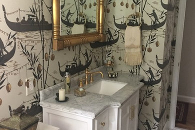 Klassisk inredning av ett litet badrum, med luckor med infälld panel, vita skåp, en öppen dusch, en toalettstol med separat cisternkåpa, mosaikgolv, ett undermonterad handfat, marmorbänkskiva, vitt golv och med dusch som är öppen