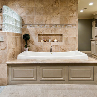 Klassisches Badezimmer mit offener Dusche und offener Dusche in Phoenix