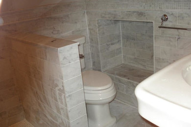 ニューヨークにあるおしゃれな浴室 (グレーのタイル、グレーの壁) の写真