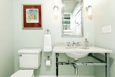 Diseño de cuarto de baño clásico renovado pequeño con lavabo suspendido, encimera de mármol, sanitario de una pieza, paredes azules y aseo y ducha