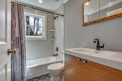 ニューヨークにあるトランジショナルスタイルのおしゃれな浴室の写真