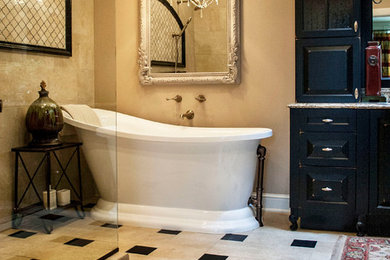Aménagement d'une salle de bain principale classique avec un placard en trompe-l'oeil, des portes de placard noires, un plan de toilette en quartz, une baignoire indépendante, une douche à l'italienne, un carrelage multicolore, un carrelage de pierre, un mur beige et un sol en marbre.