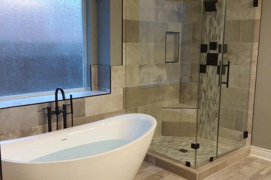 Идея дизайна: ванная комната среднего размера в стиле неоклассика (современная классика) с угловым душем, разноцветной плиткой, керамической плиткой, серыми стенами, полом из керамической плитки, серым полом, душем с распашными дверями и отдельно стоящей ванной