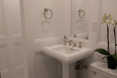 Modelo de cuarto de baño tradicional pequeño con ducha abierta, sanitario de una pieza, suelo de baldosas de porcelana, aseo y ducha, lavabo con pedestal, suelo blanco, ducha abierta y paredes blancas
