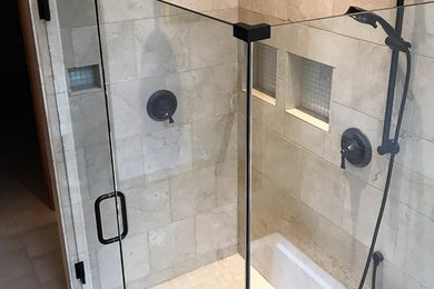 ポートランドにある中くらいなトランジショナルスタイルのおしゃれな浴室 (アルコーブ型シャワー、ベージュのタイル、石タイル、ベージュの壁、ライムストーンの床、ベージュの床、開き戸のシャワー) の写真
