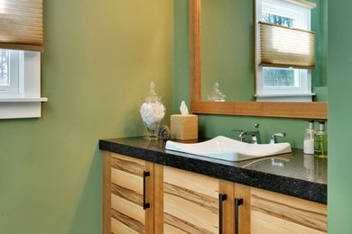 Ejemplo de cuarto de baño bohemio con paredes verdes