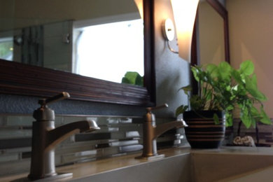 サンディエゴにあるお手頃価格のコンテンポラリースタイルのおしゃれな浴室 (横長型シンク) の写真