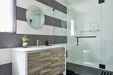 Diseño de cuarto de baño minimalista con puertas de armario de madera clara, baldosas y/o azulejos blancas y negros y encimeras blancas