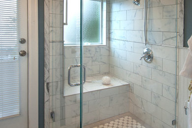 Esempio di una stanza da bagno chic di medie dimensioni con ante in stile shaker, ante bianche, doccia ad angolo, WC a due pezzi, pareti grigie, lavabo sottopiano, top in marmo e porta doccia a battente