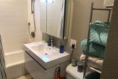 サンルイスオビスポにあるコンテンポラリースタイルのおしゃれな浴室の写真