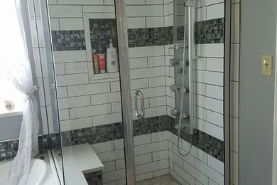 Exempel på ett mellanstort beige beige en-suite badrum, med luckor med upphöjd panel, vita skåp, ett hörnbadkar, en hörndusch, en toalettstol med separat cisternkåpa, vit kakel, tunnelbanekakel, grå väggar, klinkergolv i keramik, ett undermonterad handfat, bänkskiva i kvarts, grått golv och dusch med gångjärnsdörr