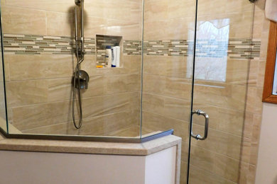 Example of a minimalist bathroom design in Milwaukee