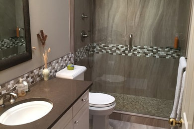 Example of a minimalist bathroom design in Vancouver