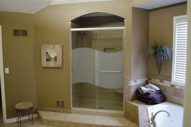 На фото: большая главная ванная комната в средиземноморском стиле с угловой ванной, душем в нише, керамической плиткой и бежевыми стенами