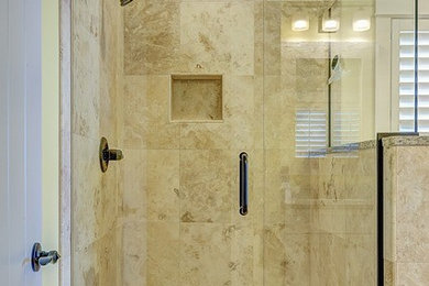 Idee per una stanza da bagno padronale tradizionale con doccia alcova, piastrelle beige, piastrelle in travertino e porta doccia a battente