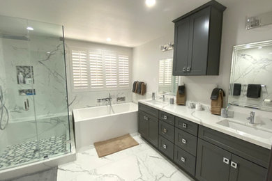 Example of a minimalist bathroom design in Los Angeles