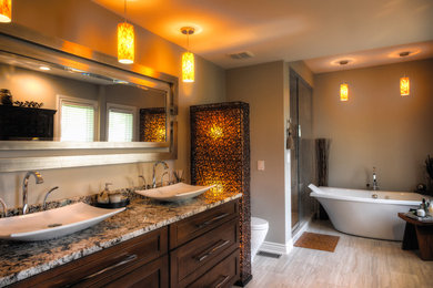 Diseño de cuarto de baño principal tradicional renovado de tamaño medio con armarios con paneles lisos, bañera exenta, ducha empotrada, sanitario de una pieza, suelo de baldosas de porcelana, lavabo sobreencimera y encimera de granito