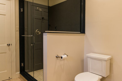 他の地域にある高級な中くらいなトラディショナルスタイルのおしゃれなマスターバスルーム (アンダーカウンター洗面器、シェーカースタイル扉のキャビネット、白いキャビネット、御影石の洗面台) の写真
