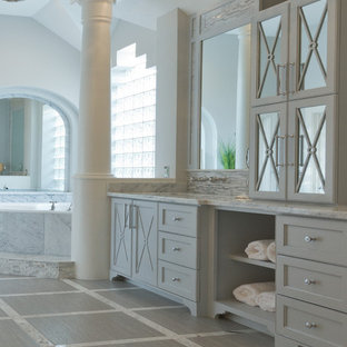 Großes Modernes Badezimmer En Suite mit Unterbauwaschbecken, verzierten Schränken, grauen Schränken, Marmor-Waschbecken/Waschtisch, Eckbadewanne, bodengleicher Dusche, Toilette mit Aufsatzspülkasten, farbigen Fliesen, Porzellanfliesen, grauer Wandfarbe und Porzellan-Bodenfliesen in Houston