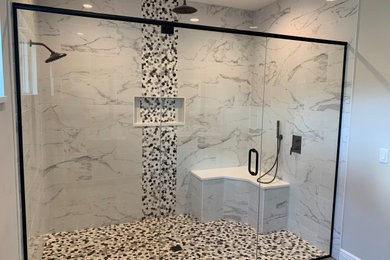 Imagen de cuarto de baño clásico renovado de tamaño medio con ducha empotrada, baldosas y/o azulejos grises, baldosas y/o azulejos de mármol, paredes grises, aseo y ducha y ducha con puerta con bisagras