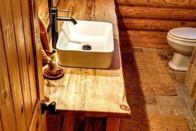 Imagen de cuarto de baño rústico grande con armarios tipo mueble, puertas de armario con efecto envejecido y encimera de madera