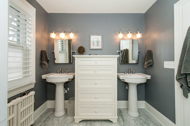Foto på ett mellanstort vintage en-suite badrum, med skåp i shakerstil, vita skåp, stenkakel, en dusch i en alkov, en toalettstol med separat cisternkåpa, grå väggar, marmorgolv, ett piedestal handfat, grått golv och med dusch som är öppen
