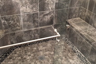 ボルチモアにある低価格のトラディショナルスタイルのおしゃれな浴室 (アルコーブ型シャワー、黒いタイル、磁器タイル、磁器タイルの床、黒い床、引戸のシャワー) の写真