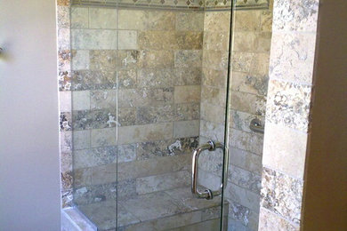 Foto de cuarto de baño tradicional renovado con armarios tipo mueble, puertas de armario de madera clara, baldosas y/o azulejos de travertino, suelo de travertino y encimera de granito