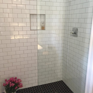 Foto di una piccola stanza da bagno con doccia design con nessun'anta, zona vasca/doccia separata, piastrelle bianche, piastrelle diamantate, pareti bianche, pavimento in gres porcellanato, lavabo a colonna e top in vetro